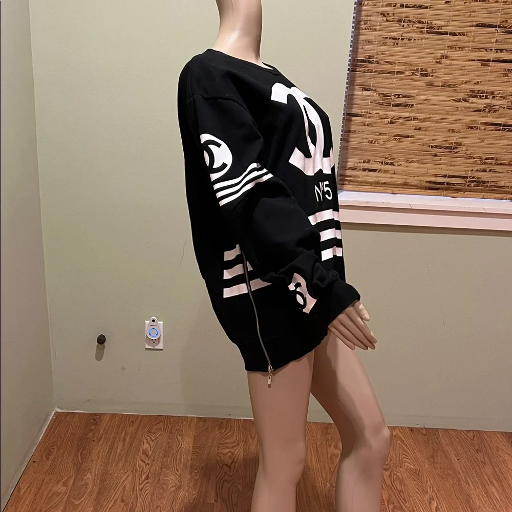 Black and White Logo Sweatshirt With Zippers on Sides XL - Picture 2 of 8